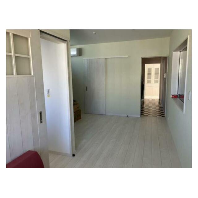 お部屋から車庫内が見られる窓付き！