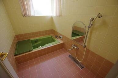 1日の疲れを癒してくれる浴室は、窓のある開放的な空間