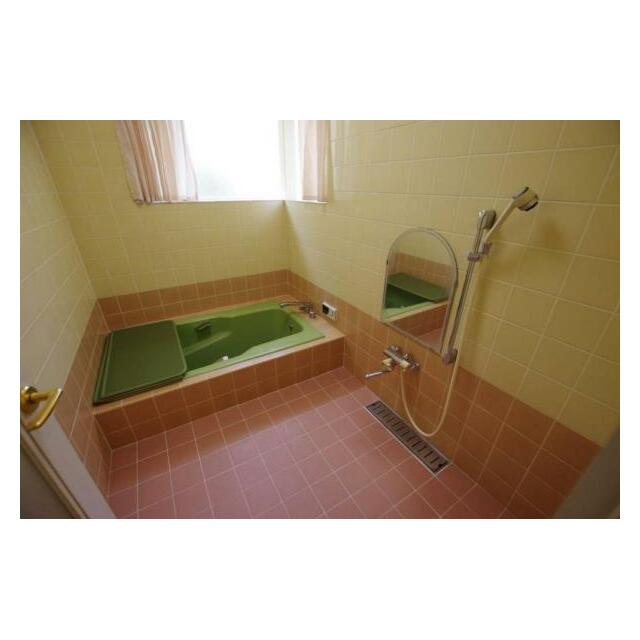 1日の疲れを癒してくれる浴室は、窓のある開放的な空間