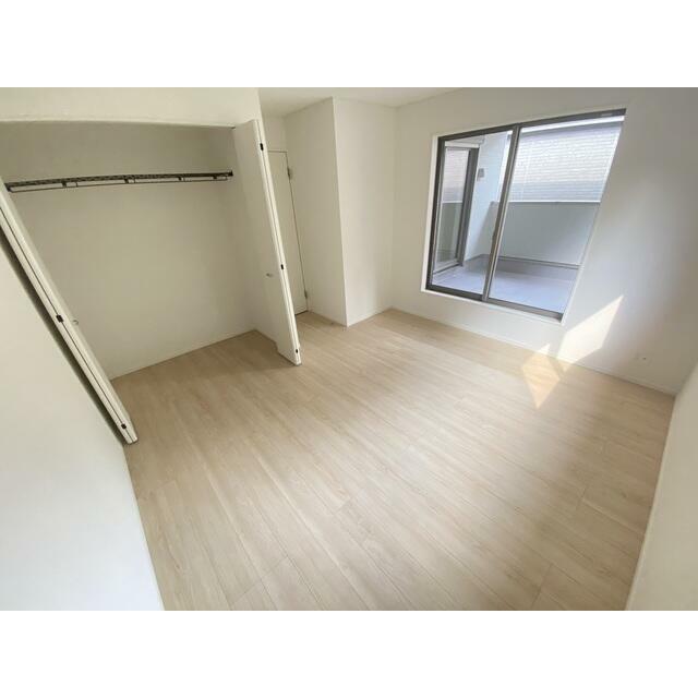 7.5帖の洋室には大容量のクローゼットあり 洋服選びが楽しくなりますね♪