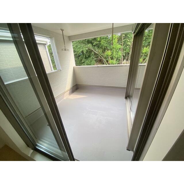 2部屋から出入り可能なバルコニーです。 8.51㎡の広々ルーフバルコニー 洗濯物をいっぱい干せます！ バルコニーにもコンセント完備なのでお掃除も楽楽です。