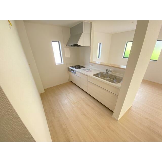 料理がしやすい広々キッチン！ 作業スペースにコンセントもあってとっても便利です♪ 毎日の料理も楽しくできそうですね。 大型スライド収納、床下収納付きで収納力豊富です。
