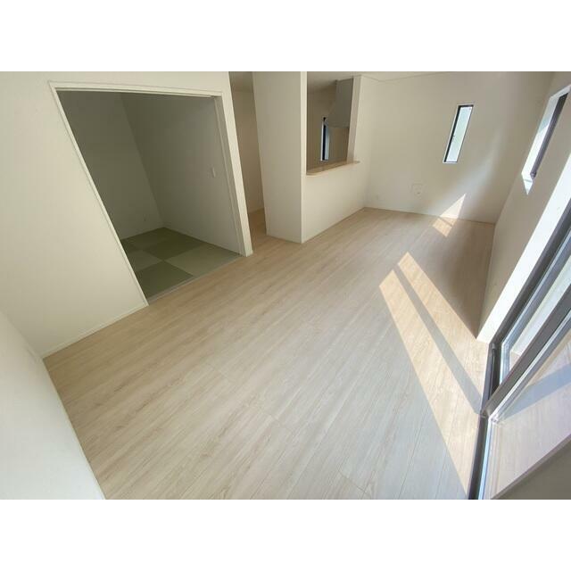 キッチンからリビング、和室が見渡せます！ 和室はお子様のお昼寝や遊ぶスペースにもちょうどいいです☆