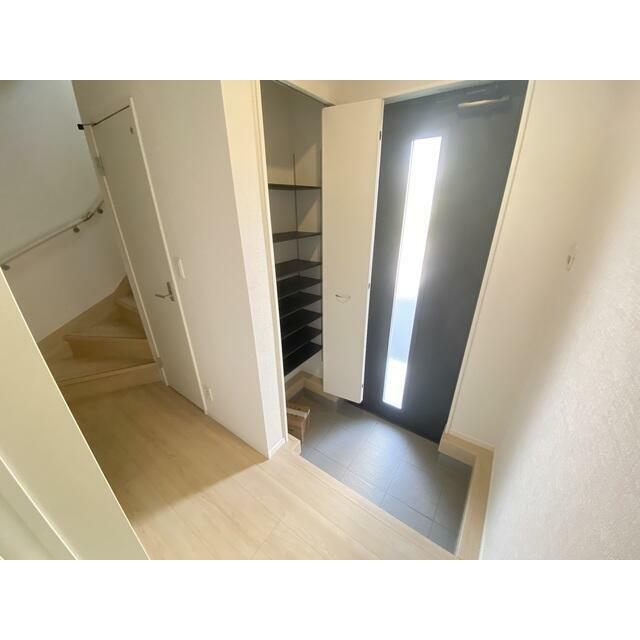玄関には大容量の下駄箱あり！ ご家族全員の靴を入れても余裕がありそうですね！