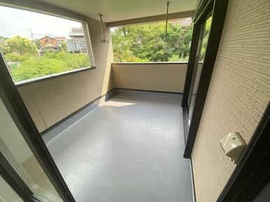 2部屋から出入り可能なバルコニーです。 9.72㎡の広々ルーフバルコニー 洗濯物をいっぱい干せます！ バルコニーにもコンセント完備なのでお掃除も楽楽です。