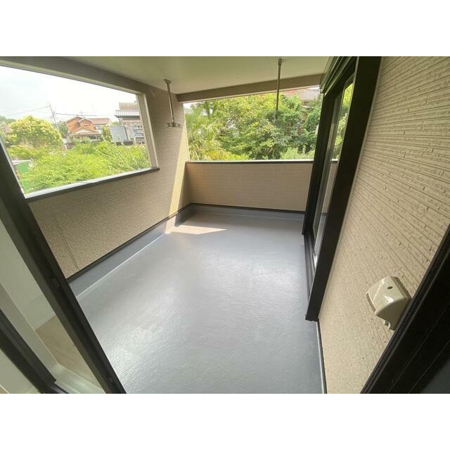 2部屋から出入り可能なバルコニーです。 9.72㎡の広々ルーフバルコニー 洗濯物をいっぱい干せます！ バルコニーにもコンセント完備なのでお掃除も楽楽です。
