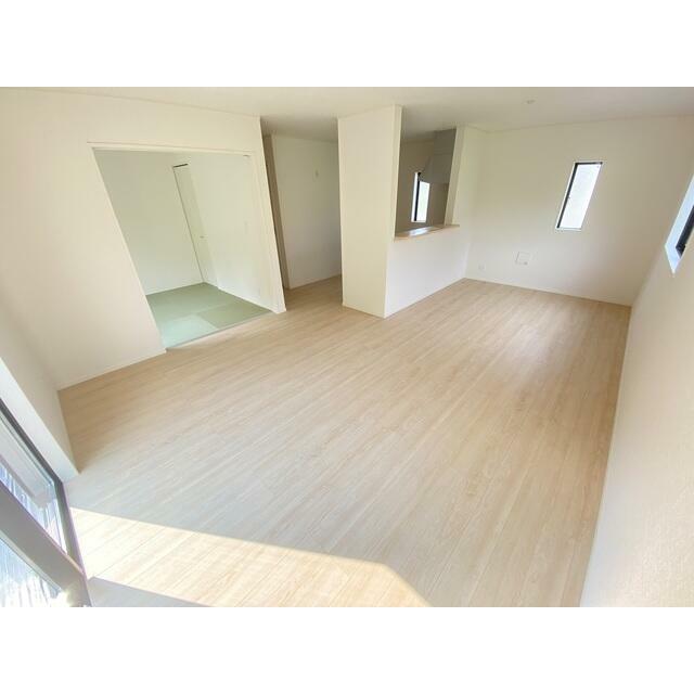 リビング横の和室には便利な収納もあります。