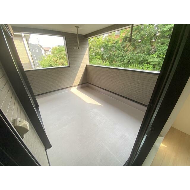 2部屋から出入り可能なバルコニーです。 9.72㎡の広々ルーフバルコニー 洗濯物をいっぱい干せます！ バルコニーにもコンセント完備なのでお掃除も楽楽です。