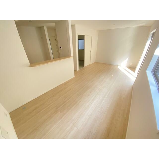 リビングの横には和室があります。 和室はお子様のお昼寝や遊ぶスペースにもちょうどいいです☆