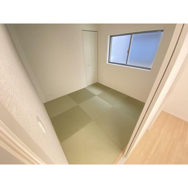 リビング横の和室には便利な収納もあります。