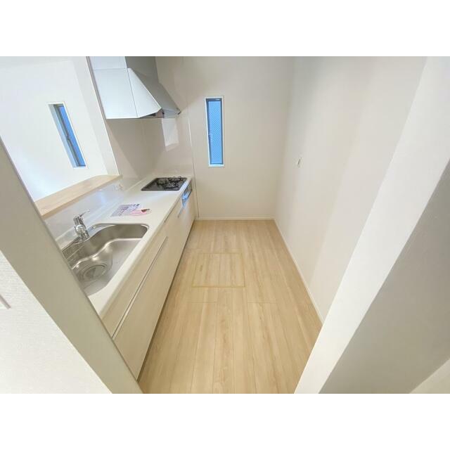 料理がしやすい広々キッチン！ 作業スペースにコンセントもあってとっても便利です♪ 毎日の料理も楽しくできそうですね。 大型スライド収納、床下収納付きで収納力豊富です。