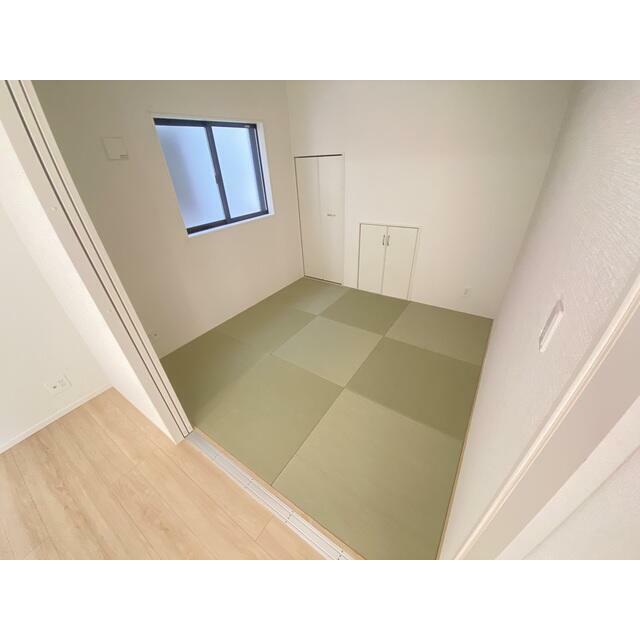 リビング横の和室には便利な収納もあります。