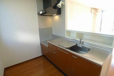 カウンターにタブレット・スマホを置いて、音楽を楽しんだりレシピ動画を確認したりしながらの料理が可能…