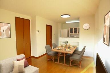 吊戸棚のないオープンカウンターキッチンは開放的で明るく、テレビを見ながら、会話を楽しみながら炊事が…