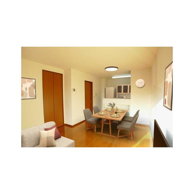 吊戸棚のないオープンカウンターキッチンは開放的で明るく、テレビを見ながら、会話を楽しみながら炊事が…