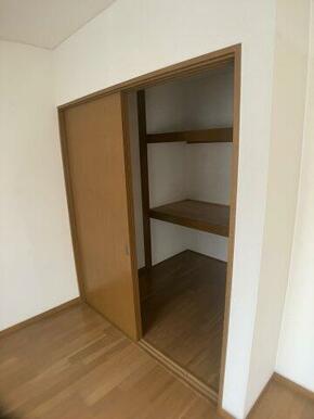 納戸にたっぷり収納できますね