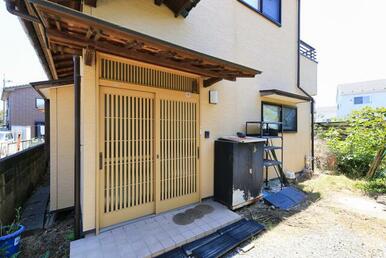 ◆屋根付きの玄関なので雨の日も濡れずに出入りできます。