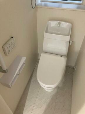 ご高齢者に限らず、妊娠中や体調不良時にも心強い手すり。立ち座りの動作時の支えとなってくれます（2号棟