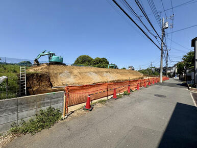 【前面道路含む現地土地写真】