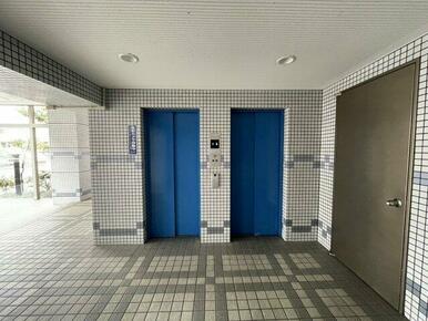 エレベーターは2基設置されており、朝の通勤・通学時間帯や荷物の多い日でも待ち時間が少なく、スムーズな