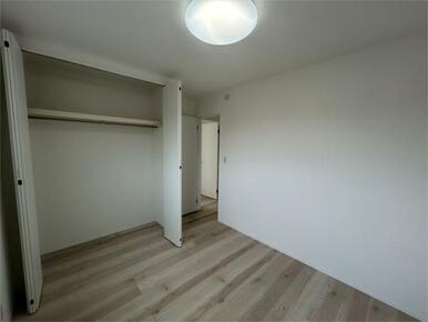 ２階には各部屋に収納がある洋室が３部屋あり、家族それぞれのプライベートな空間を持つことができます。