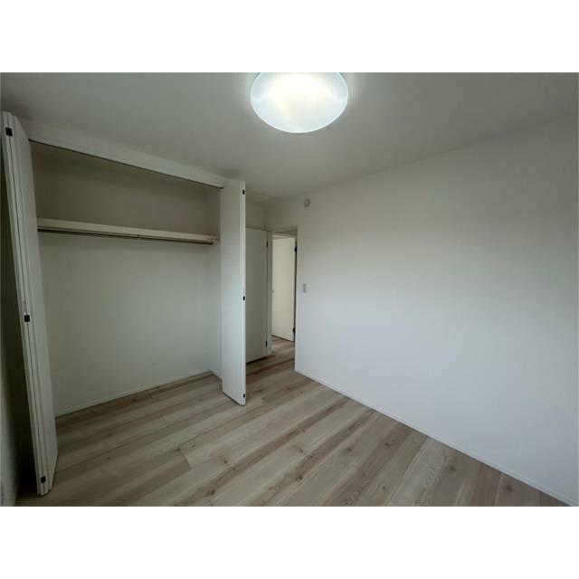 ２階には各部屋に収納がある洋室が３部屋あり、家族それぞれのプライベートな空間を持つことができます。