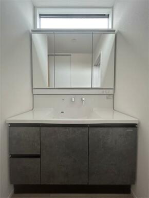 使い勝手の良い洗面台。三面鏡裏の収納やスライド引き出しで小物もスッキリ。朝の支度が楽しくなる空間。