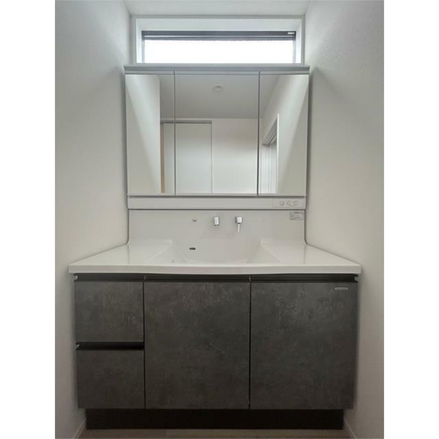 使い勝手の良い洗面台。三面鏡裏の収納やスライド引き出しで小物もスッキリ。朝の支度が楽しくなる空間。