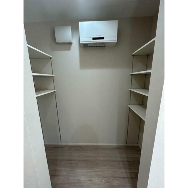 大容量の可動棚を備えたパントリー。ストック品や調理家電を賢く収納でき、キッチン周りが常にスッキリ。