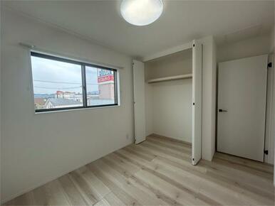 ２階の洋室には、各部屋に収納を設けてあります。家族が増えても安心な設計になっています。