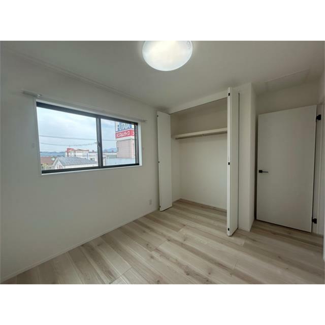 ２階の洋室には、各部屋に収納を設けてあります。家族が増えても安心な設計になっています。