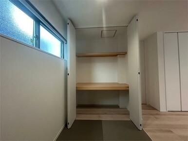 畳コーナー横のクローゼット。布団や座布団、おもちゃ等を隠して収納でき、来客時もスッキリ見せられます。