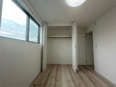 収納スペースがしっかり確保された洋室。日常の使い勝手を考えた便利な設計になっています。