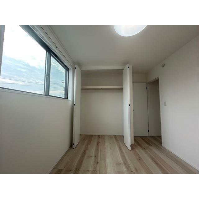 収納スペースがしっかり確保された洋室。日常の使い勝手を考えた便利な設計になっています。