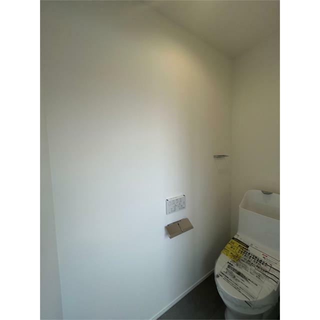 ２階にはトイレがもう一か所あります。日々の暮らしや使い勝手を考えた便利な設計になっています。