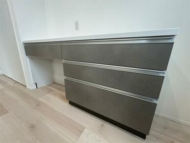 キッチン背面にカップボードあり、整理整頓がしやすくゆとりのある空間でお料理が楽しめます。