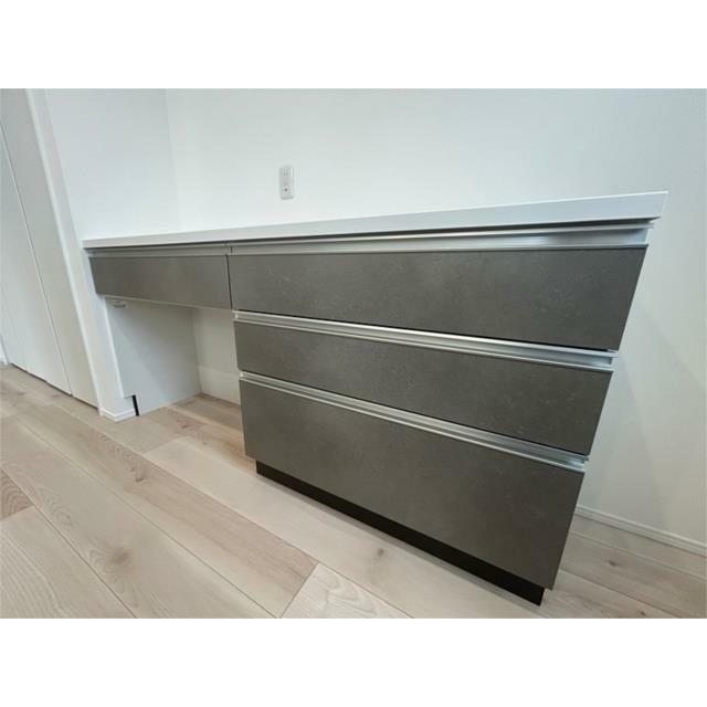 キッチン背面にカップボードあり、整理整頓がしやすくゆとりのある空間でお料理が楽しめます。