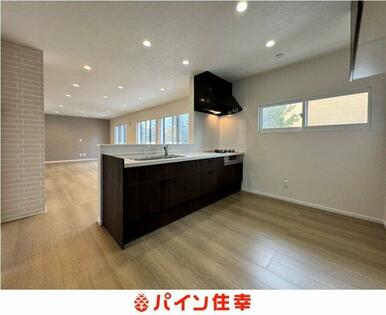 対面キッチンで広く空間が抜けたリビング