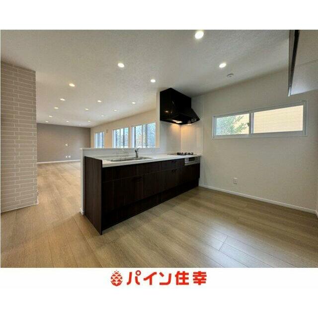 対面キッチンで広く空間が抜けたリビング