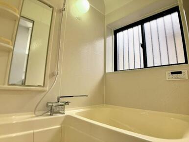 「浴室」水栓交換、浴室コーティング済みで清潔感のある浴室です。