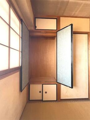 和室に設けられた収納スペース。上段は奥行きがあり、衣類や寝具の収納に適しています。下段の戸棚も活用し