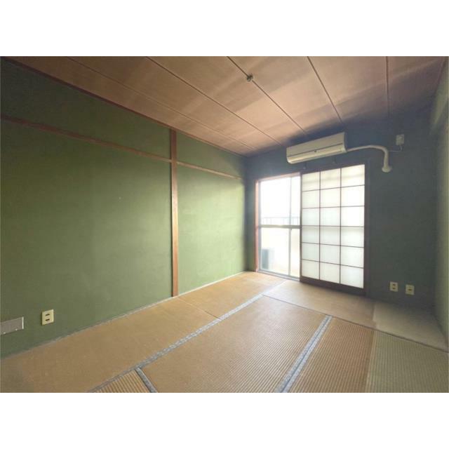 和の趣を感じる落ち着いた和室。畳の香りに包まれて、ゆったりと過ごすプライベート空間です。