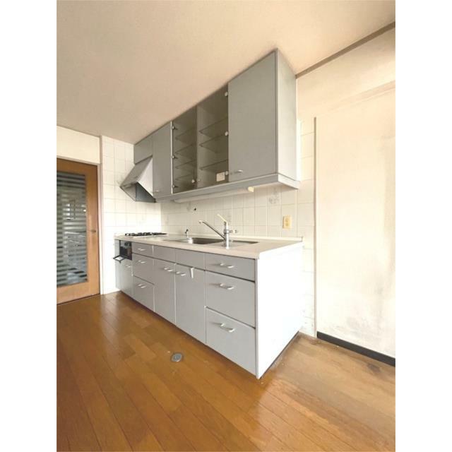 調理器具もすっきり収まる収納豊富なキッチン。料理が捗る３口コンロで、毎日のお料理を楽しく快適に。