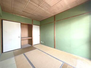 畳の香りが心地よい和室。押入れ収納も備え、多様な用途でお使いいただけます。落ち着いた空間でくつろぎの