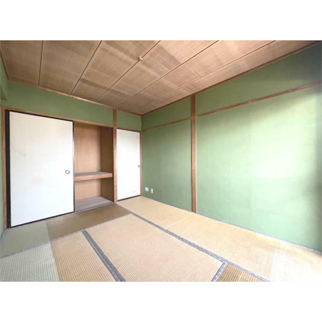 畳の香りが心地よい和室。押入れ収納も備え、多様な用途でお使いいただけます。落ち着いた空間でくつろぎの
