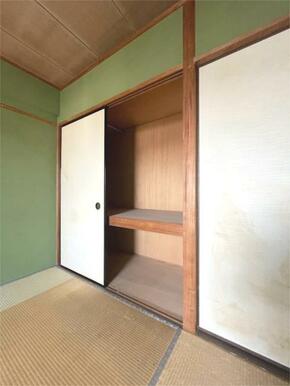 和室に設けられた広々とした押入れ収納。季節の寝具や衣類などをたっぷり収納でき、お部屋をすっきりと保て
