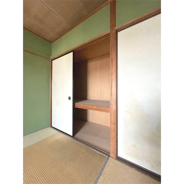 和室に設けられた広々とした押入れ収納。季節の寝具や衣類などをたっぷり収納でき、お部屋をすっきりと保て