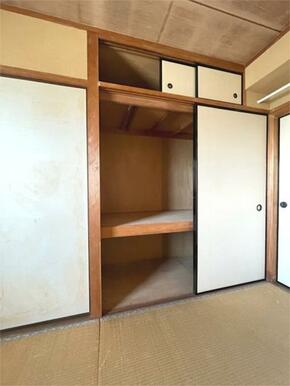 和室に備え付けの押入れは、布団や季節家電の収納に便利です。上部の天袋には普段使わない物をすっきりと収