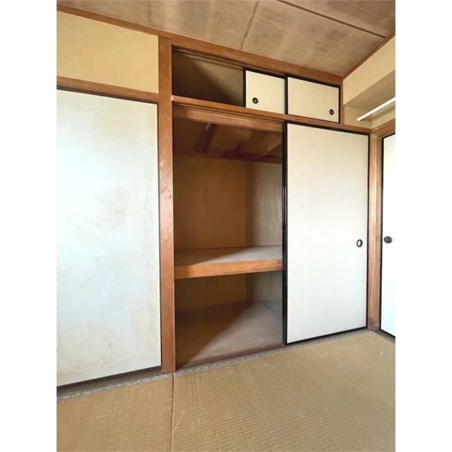 和室に備え付けの押入れは、布団や季節家電の収納に便利です。上部の天袋には普段使わない物をすっきりと収