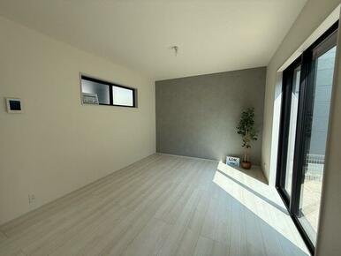 変化のあるクロス（壁紙）で奥行きと立体感の感じられる空間に（1号棟）